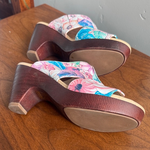 Anuschka Women's Bird and Floral Pink and Blue Mules - Picture 4 of 7
